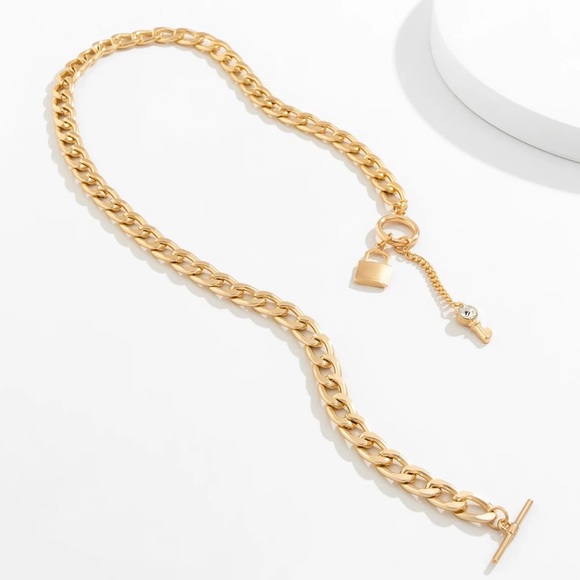 Chain with Lock and Key Pendant - Picture 3 of 6